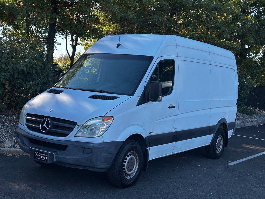 Used 2012  Mercedes-Benz Cargo 144 WB image 1