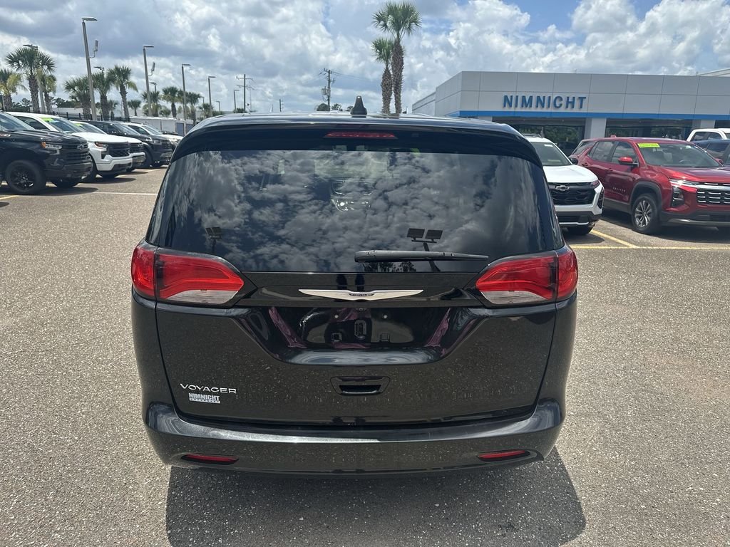 Used 2022 Black Chrysler LX image 15