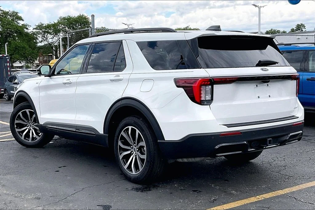 New 2026 Star White Metallic Tri-Coat Ford ST-Line image 10