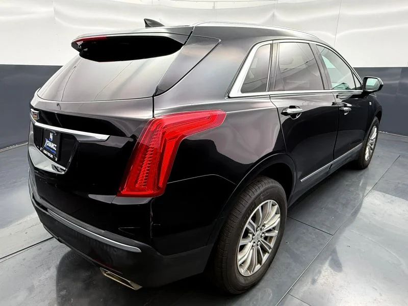 Used 2017  Cadillac Luxury Sport Utility 4D image 10