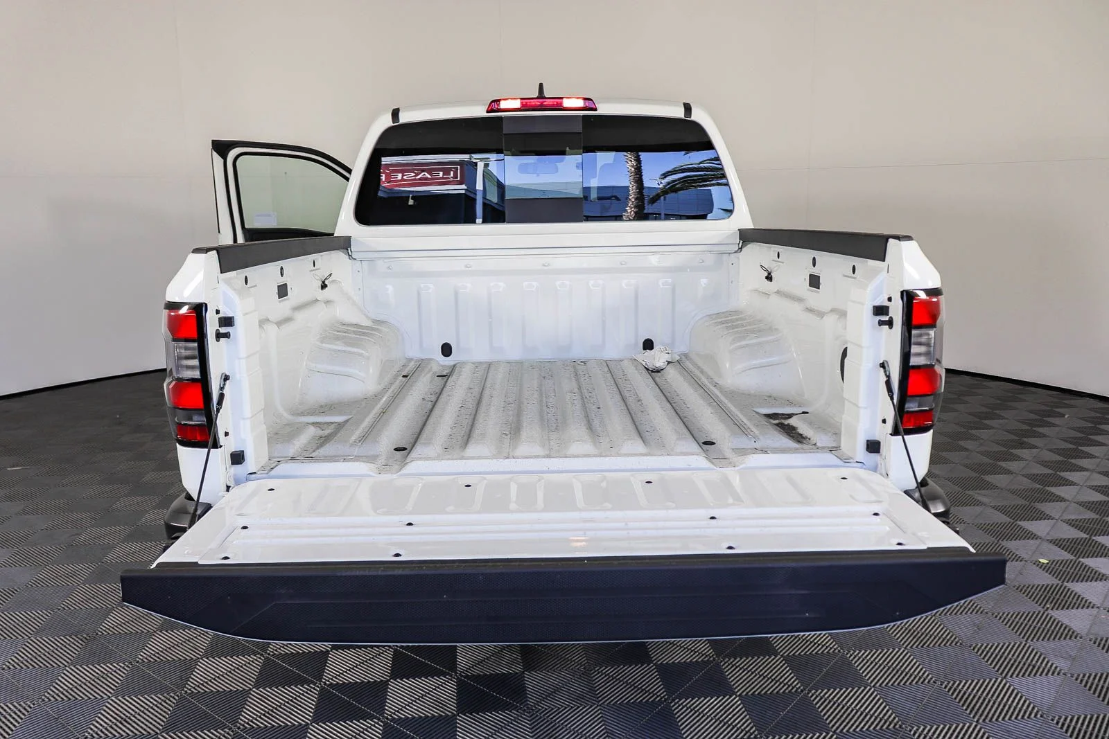 New 2025 Glacier White Nissan Crew Cab S image 12