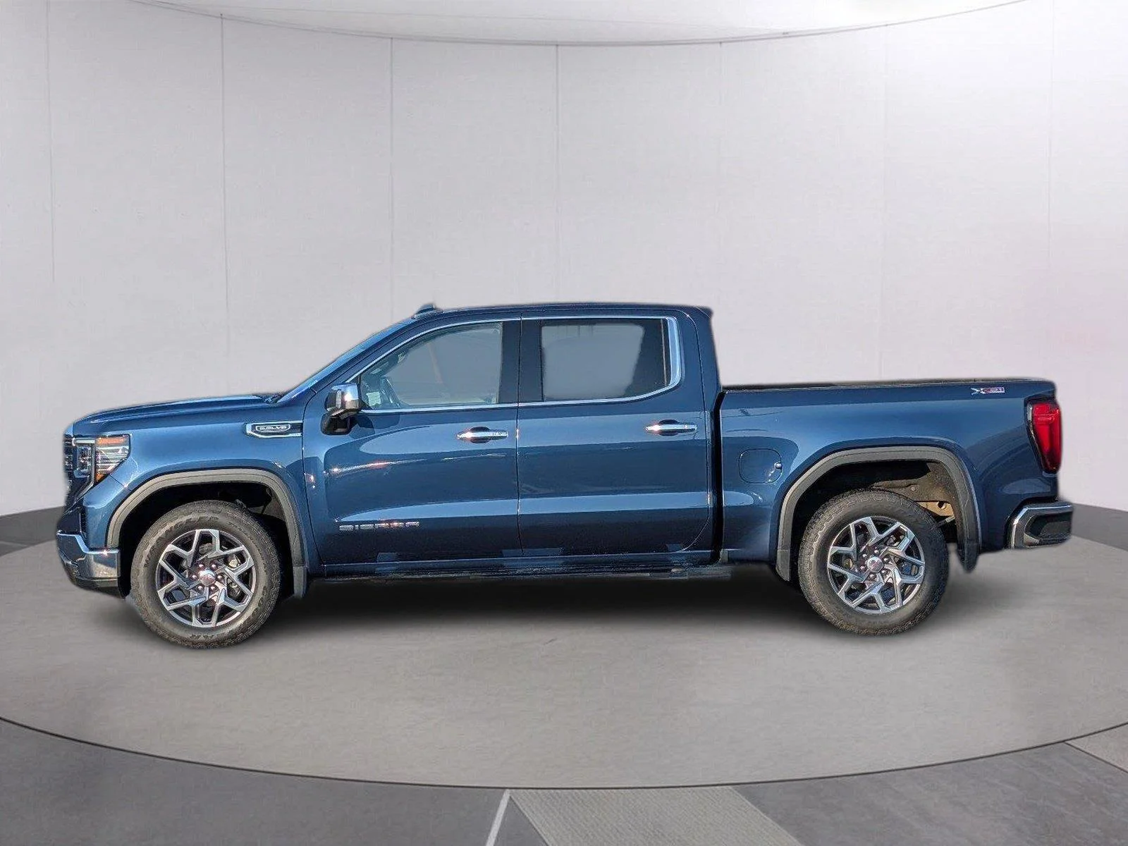 Used 2022 PACIFIC BLUE METALLIC GMC SLT image 2