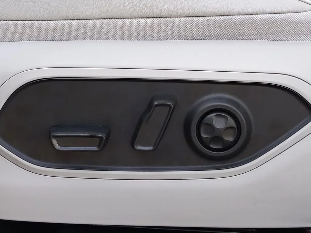 Used 2021 Silver Jeep Overland image 32