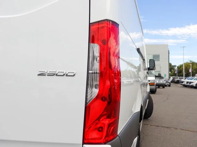 Used 2023  Mercedes-Benz Cargo 170 WB image 6