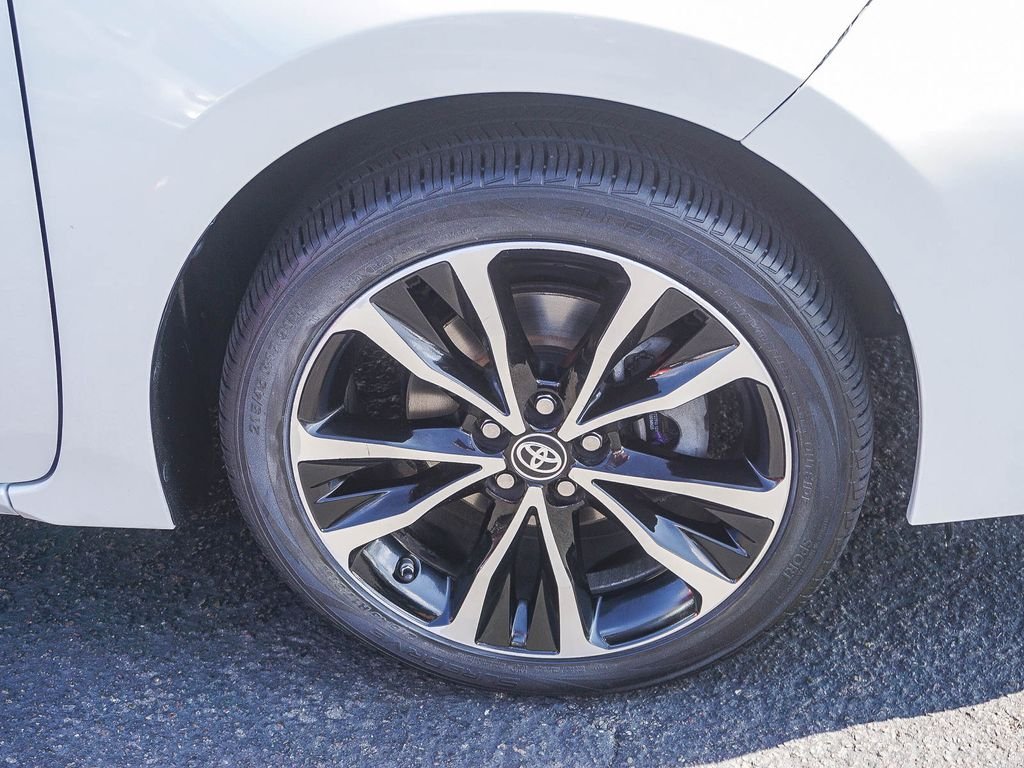 Used 2018 White Toyota SE image 9