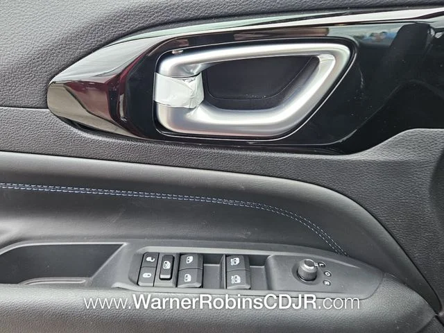 New 2026 Red Hot Pearl-Coat Exterior Paint Jeep Latitude image 28