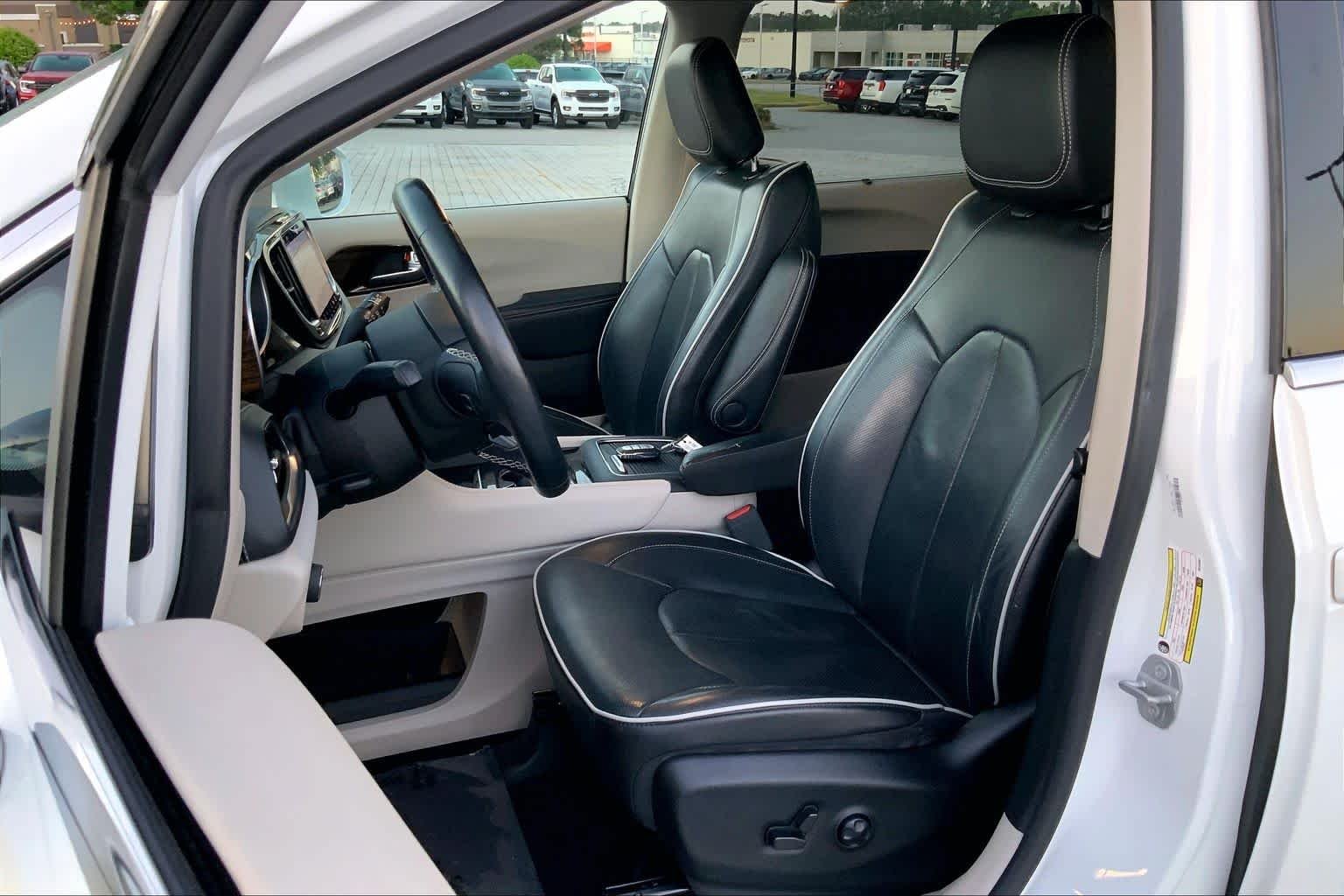 Used 2022 Bright White Clearcoat Chrysler Limited image 8