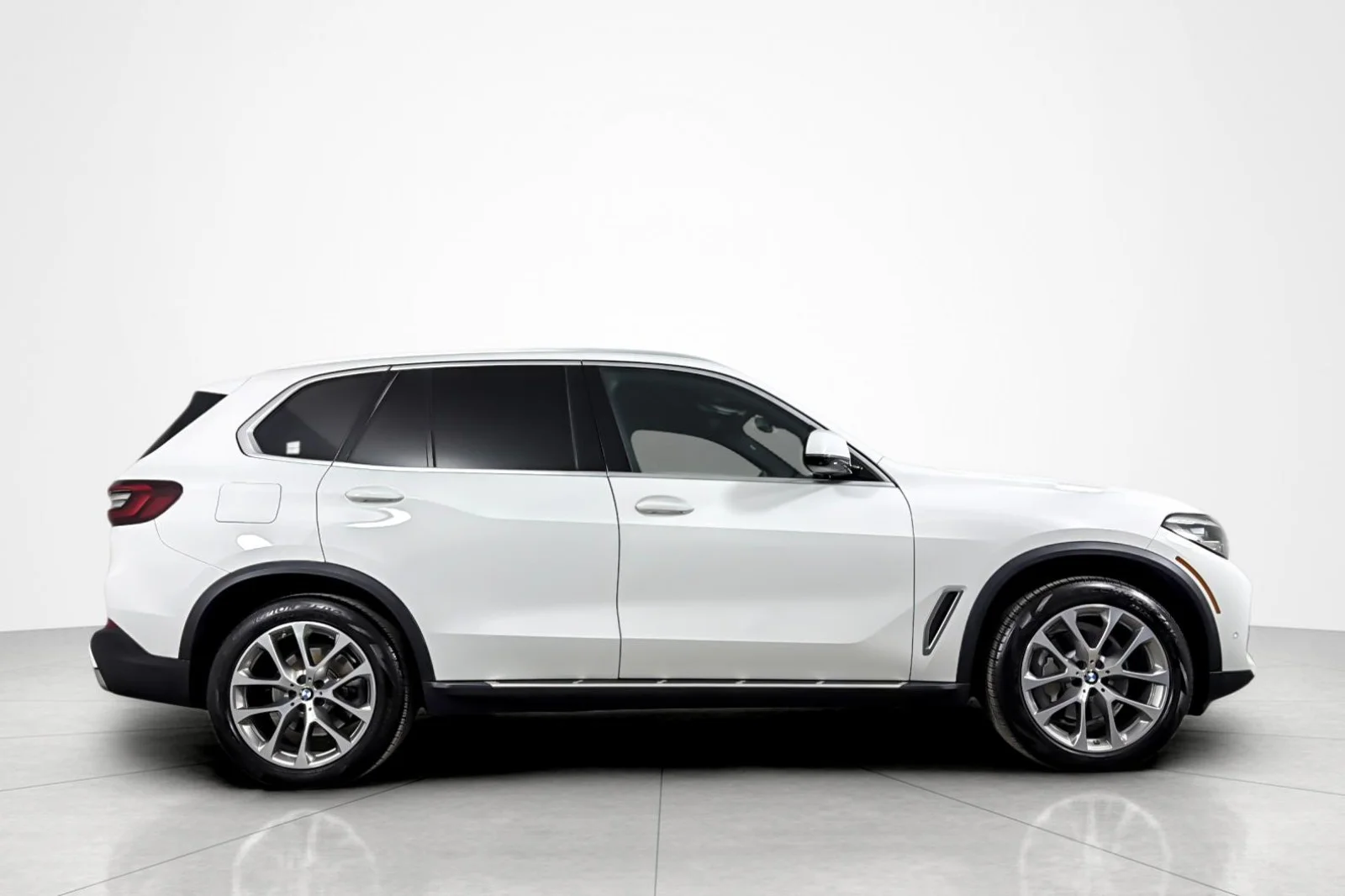 Used 2023 Alpine White BMW sDrive40i Sports Activity Vehicle image 6
