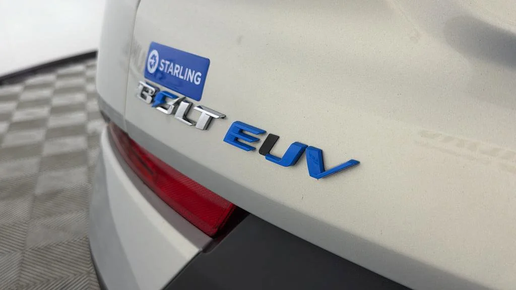 Used 2023 Silver Flare Metallic Chevrolet Premier image 38