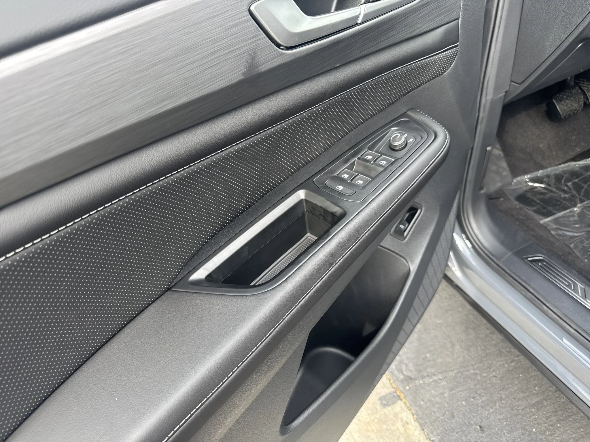 New 2026 Pure Gray Volkswagen 2.0T SE w/Technology image 13