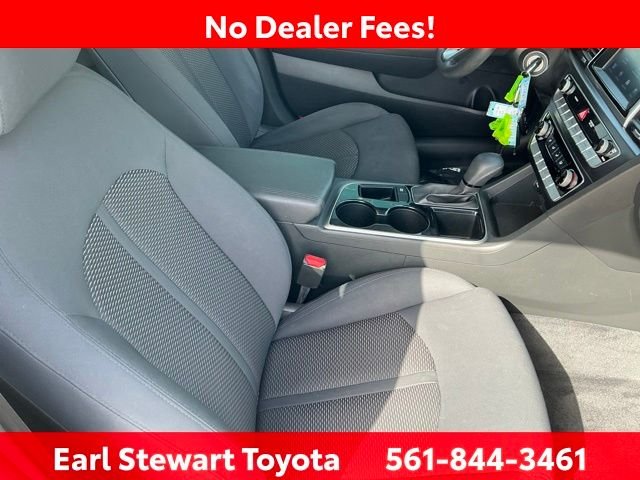 Used 2018 White Hyundai SE image 28