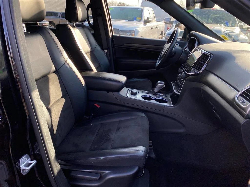 Used 2022 Diamond Black Crystal Pearlcoat Jeep Laredo X image 28