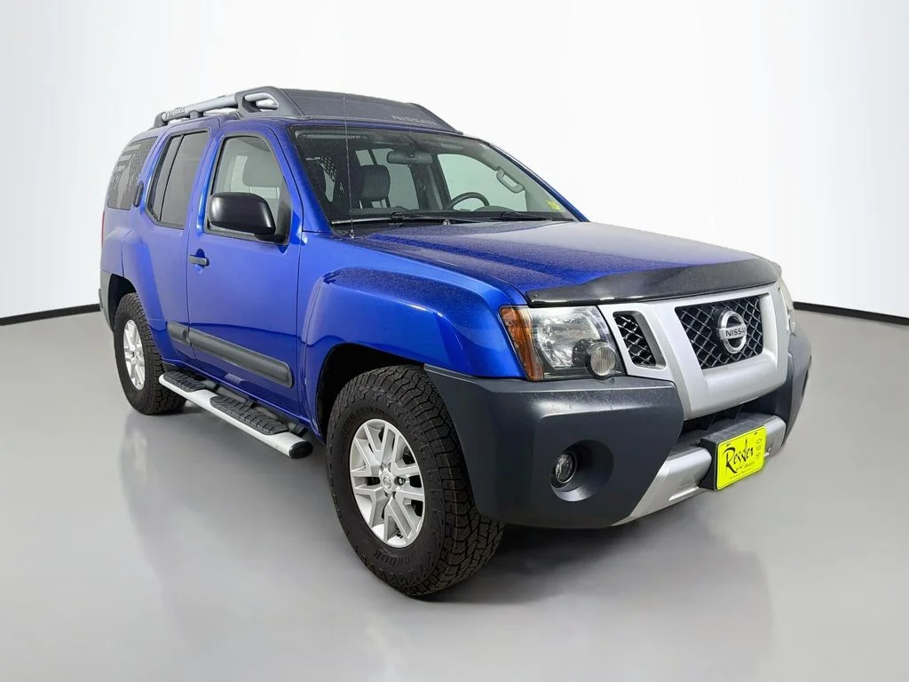 Used 2015 Blue Nissan S image 4