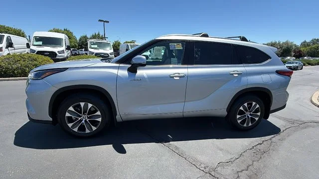 Used 2021 Silver Toyota XLE image 7