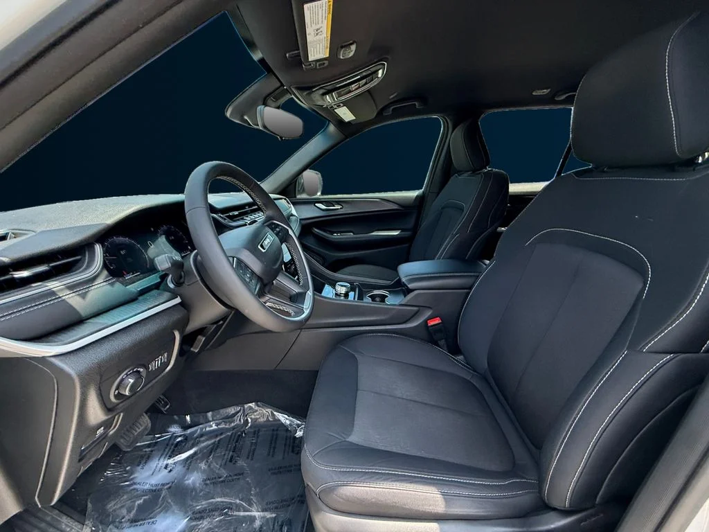 Used 2024 White Jeep Laredo image 10