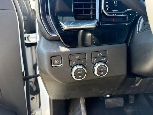 Used 2024 White GMC Elevation image 19