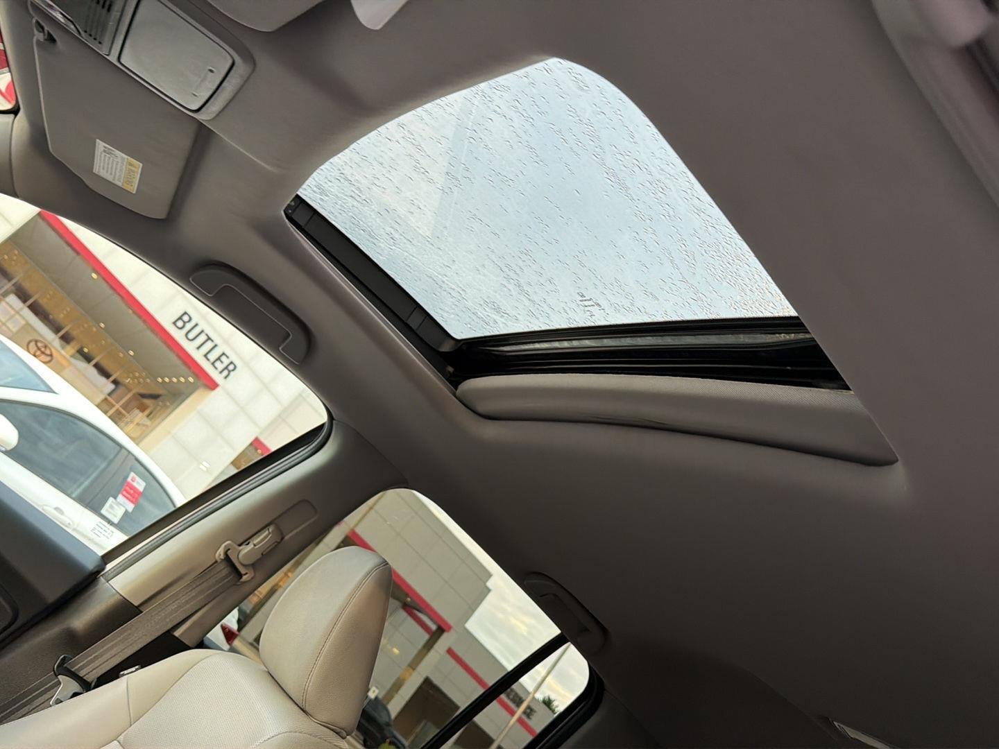 Used 2024 Platinum White Pearl Honda RTL image 32