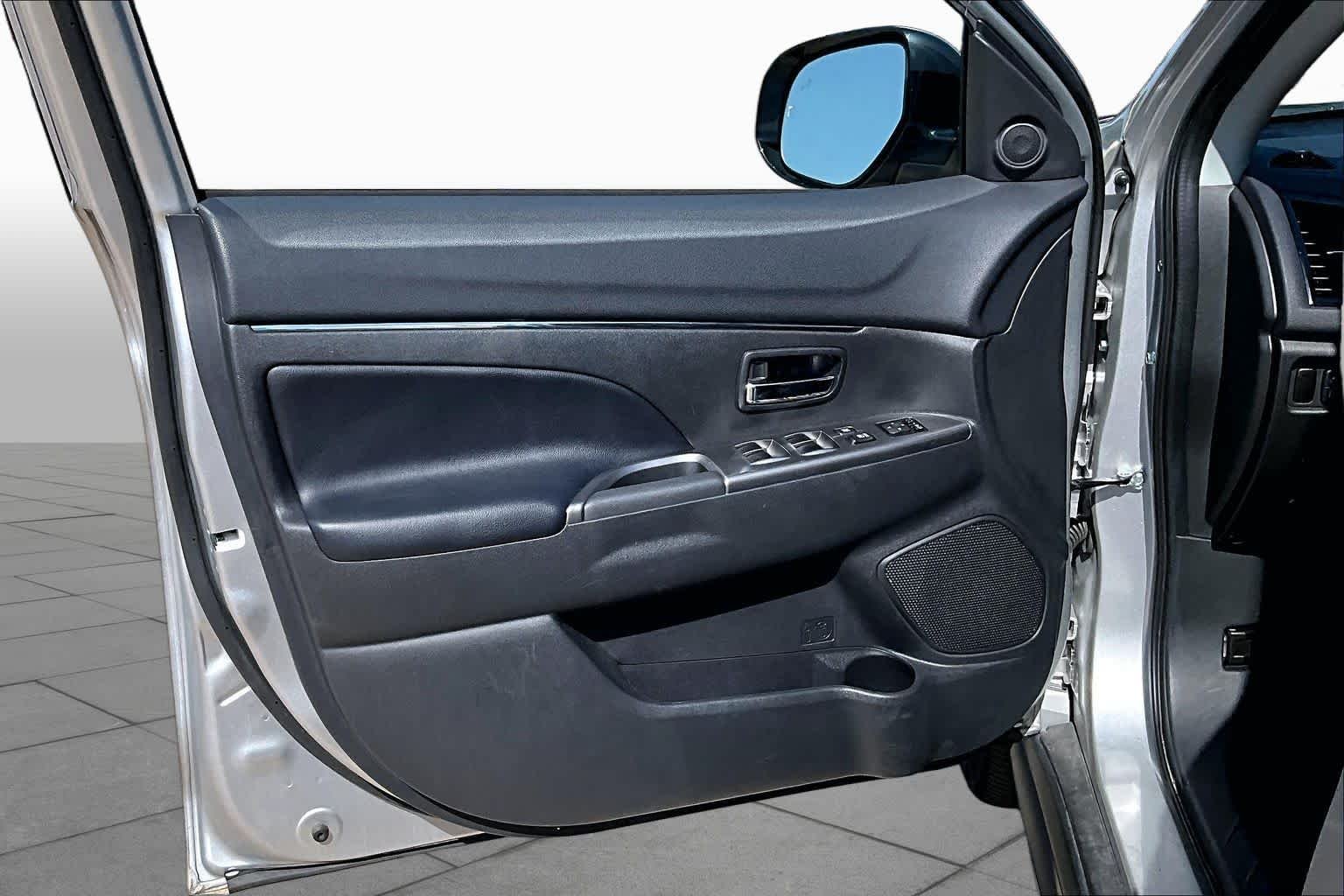Used 2025 Alloy Silver Metallic Mitsubishi SE image 9