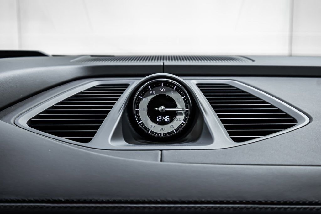 2025 Porsche Macan Turbo Electric - Photo 15