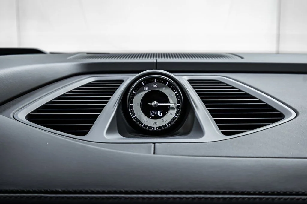 2025 Porsche Macan Turbo Electric - Photo 15