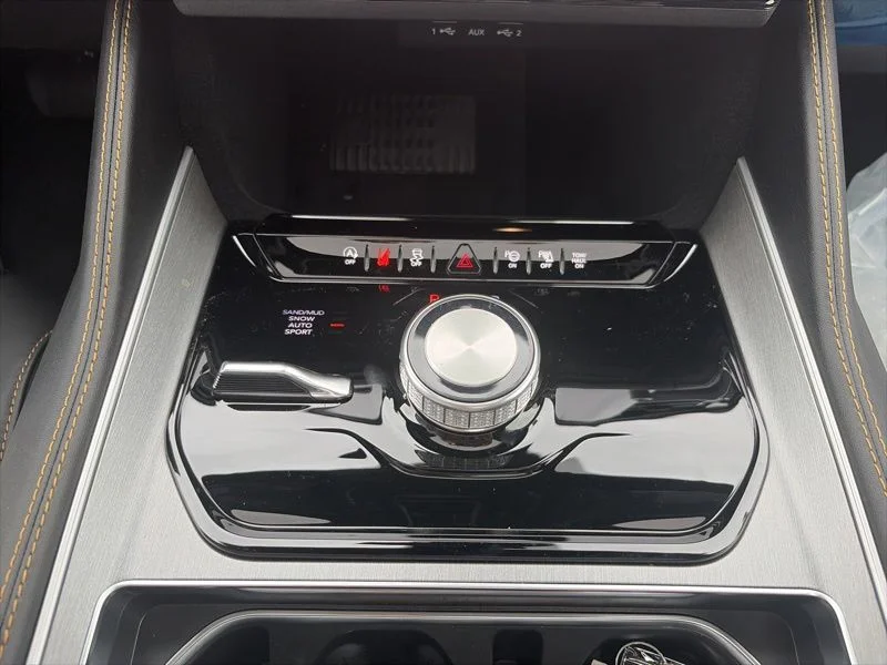New 2026 Silver-Zynith Exterior Paint Jeep  image 31