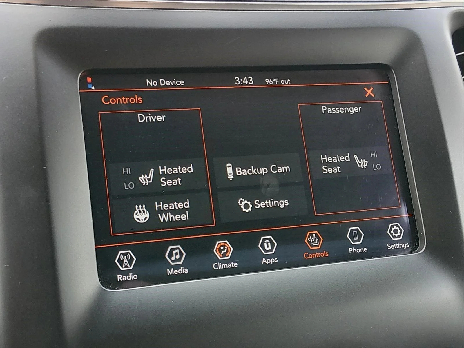 Used 2019 Granite Crystal Metallic Clearcoat Jeep Latitude Plus image 5