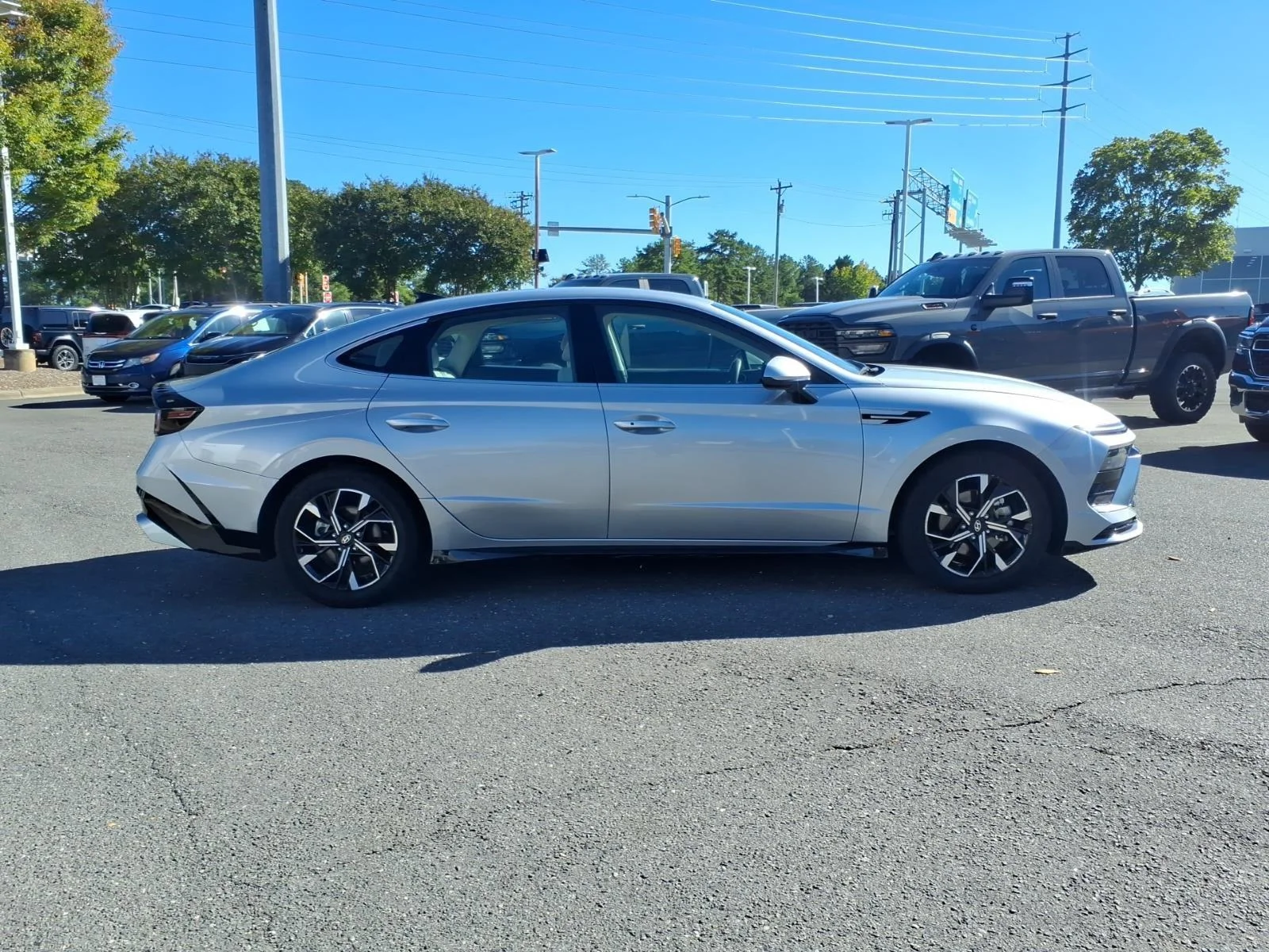 Used 2025 Aero Silver Hyundai SEL image 10