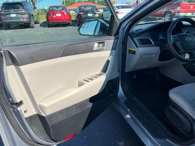 Used 2017 Gray Hyundai Base image 5