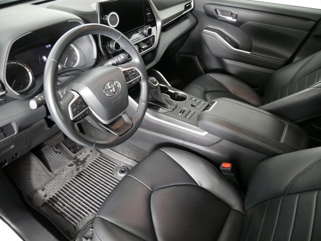 Used 2023 Wind Chill Pearl Toyota XLE image 9