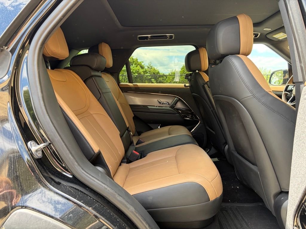 Used 2023 Black Land Rover SE Dynamic image 17