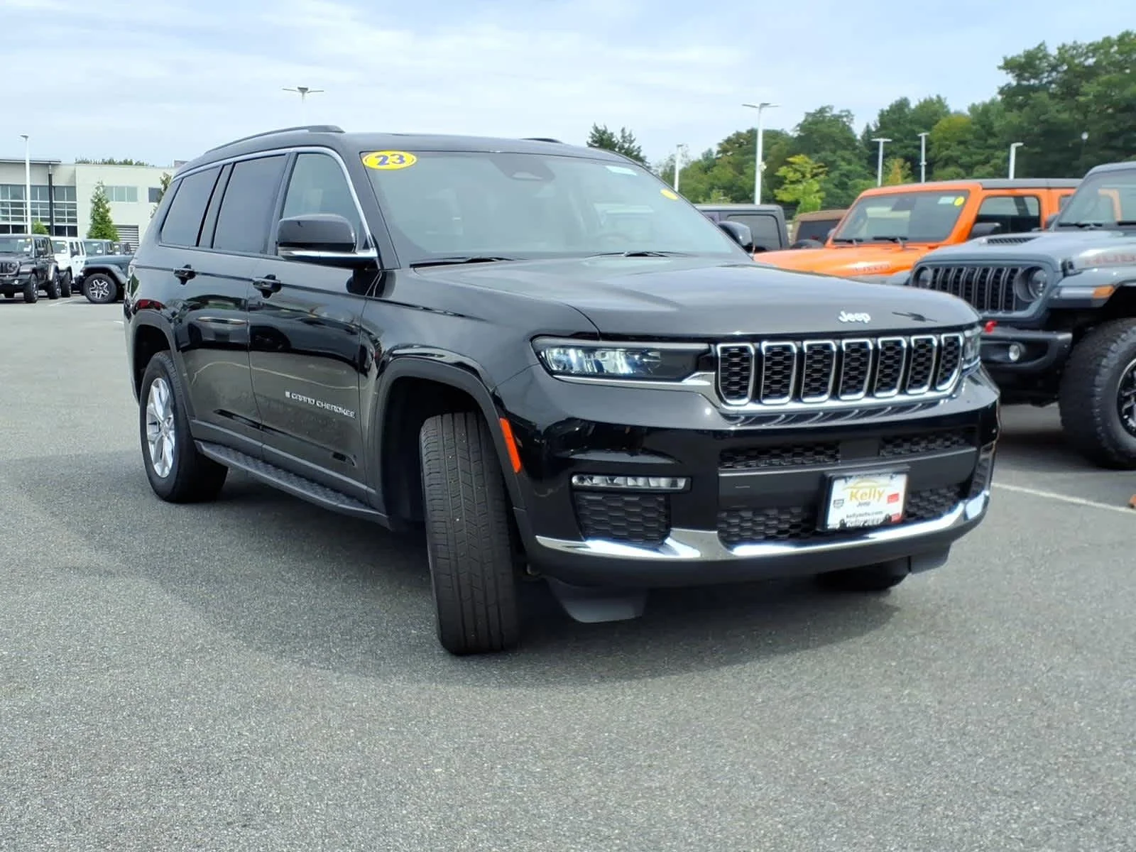 Used 2023 Diamond Black Crystal Pearlcoat Jeep Limited image 5