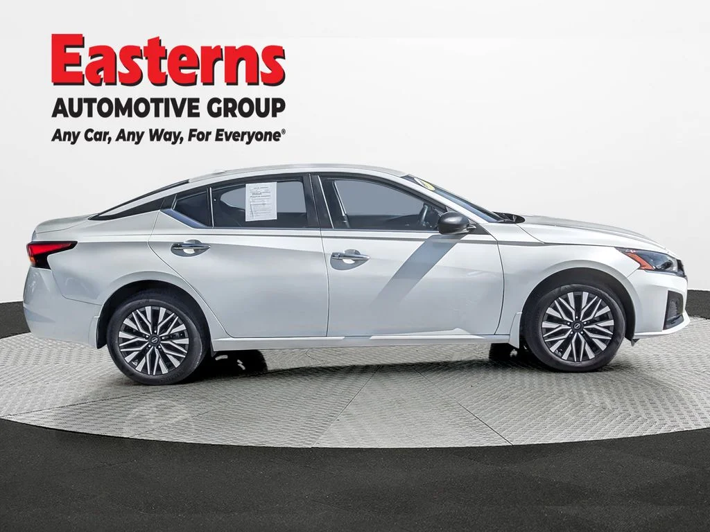 Used 2024 White Nissan 2.5 SV image 4