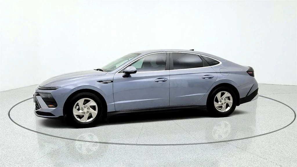 Used 2026 Transmission Blue Hyundai SE FWD image 8