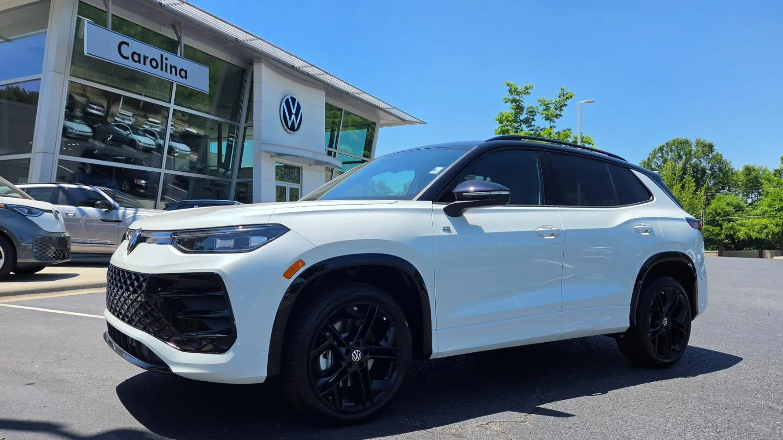 2026 Volkswagen Tiguan 2.0T SE R-Line Black 4Motion's photo