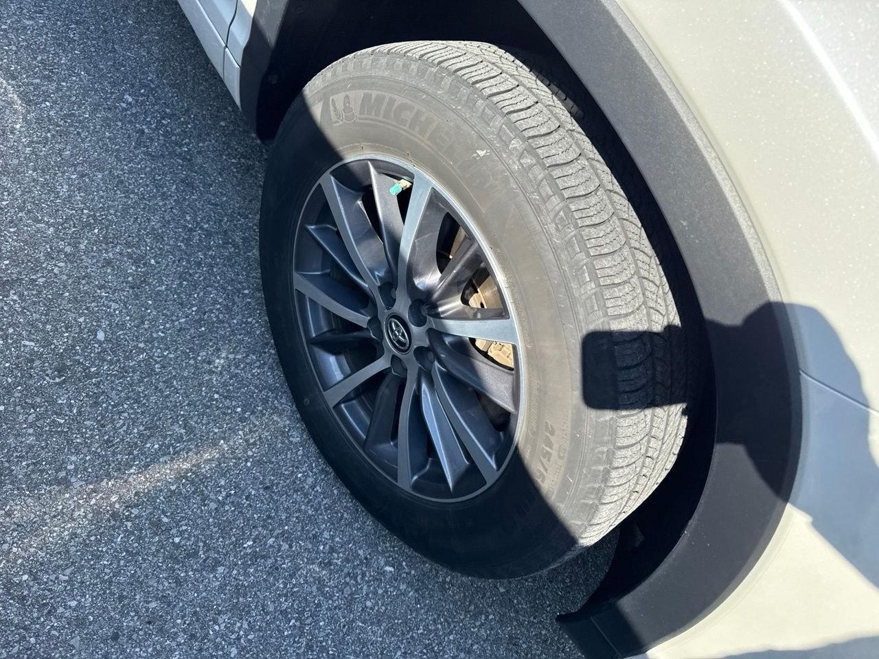 Used 2018 White Toyota XLE image 4
