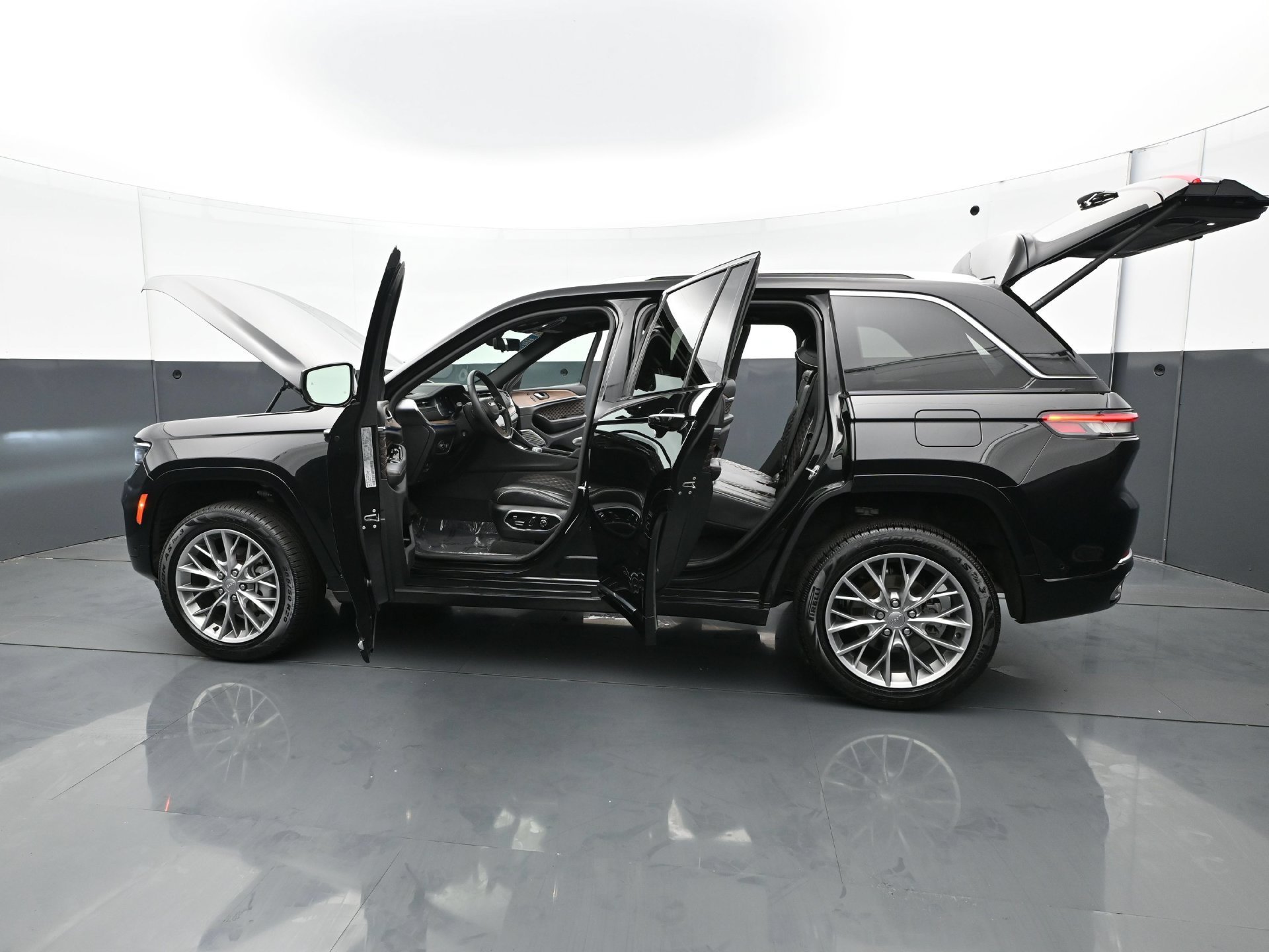 Used 2023 Diamond Black Crystal Pearlcoat Jeep Summit image 34
