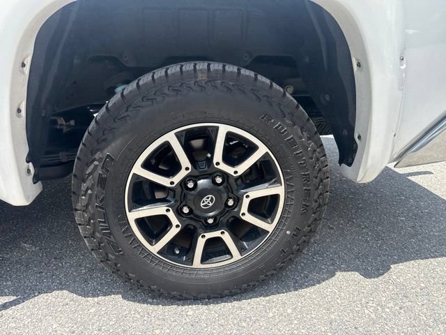 Used 2014 Super White Toyota SR5 Crew Cab Pickup image 14