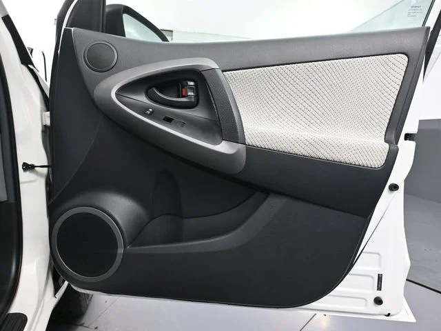 2012 Toyota RAV4 EV - Photo 39