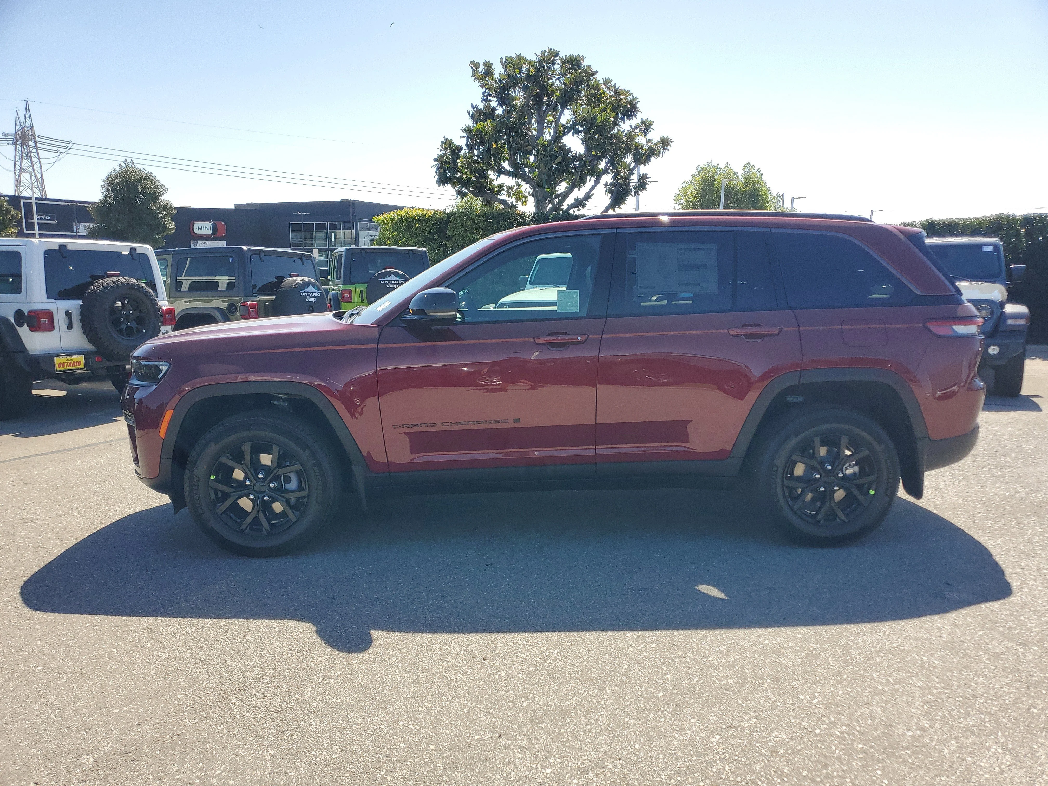 New 2026 Velvet Red Pearl-Coat Exterior Paint Jeep Altitude image 7