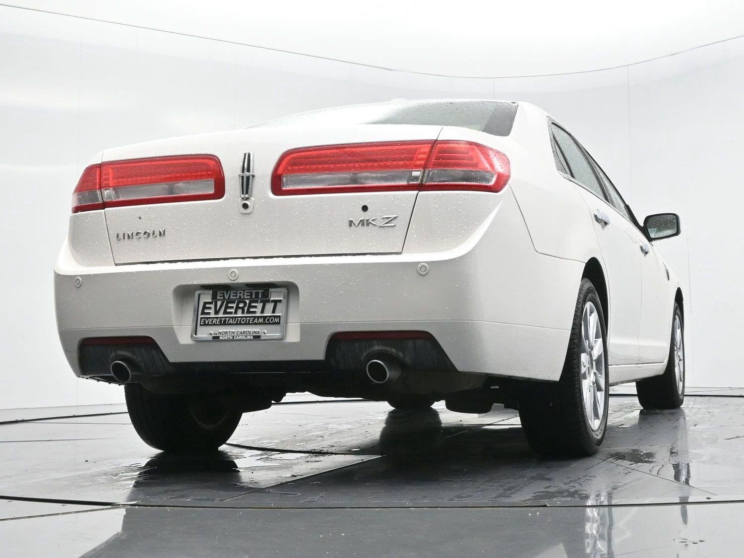 Used 2012 White Platinum Metallic Tricoat Lincoln 4dr Sdn FWD image 49