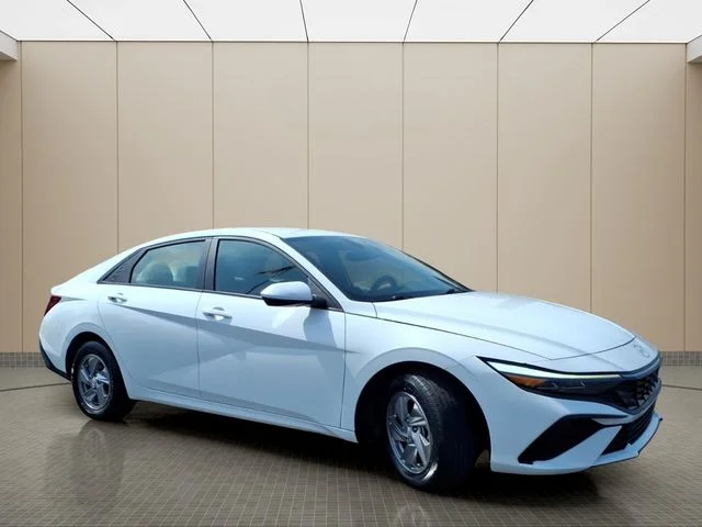 Used 2025 White Hyundai SE image 5