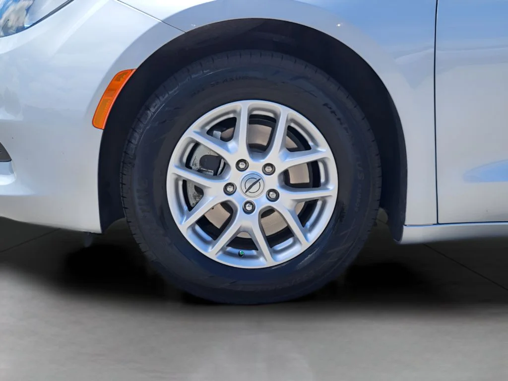 Used 2023 Silver Mist Clearcoat Chrysler LX image 25
