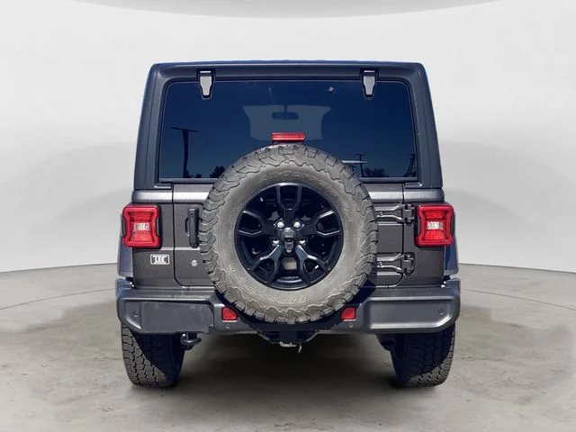 Used 2018 Crystal Metallic Jeep Unlimited Sahara image 4