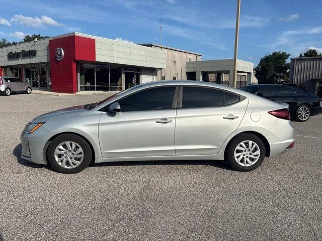 Used 2019 Silver Hyundai SE image 6