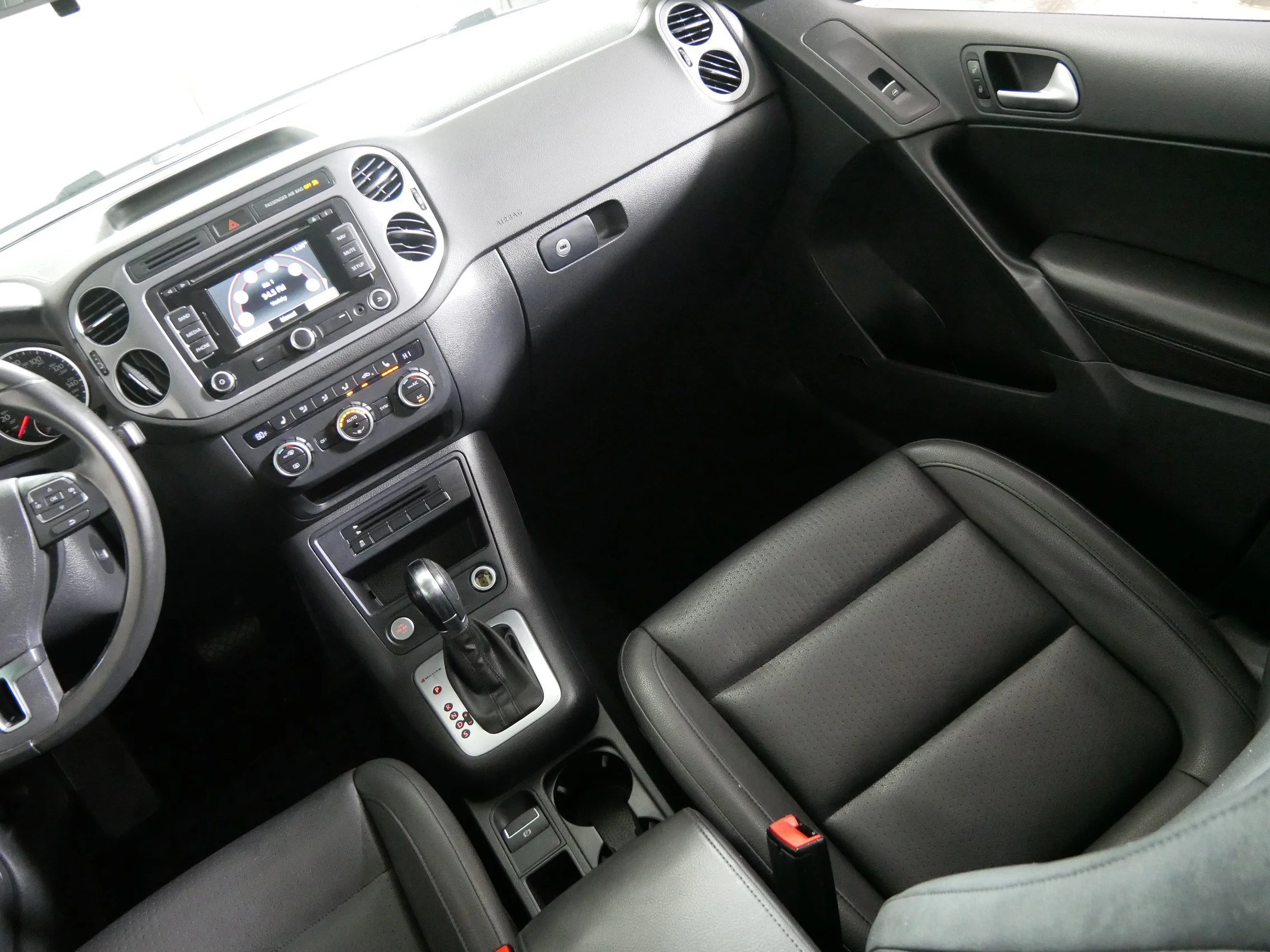 Used 2014 Pepper Gray Metallic Volkswagen SE image 11