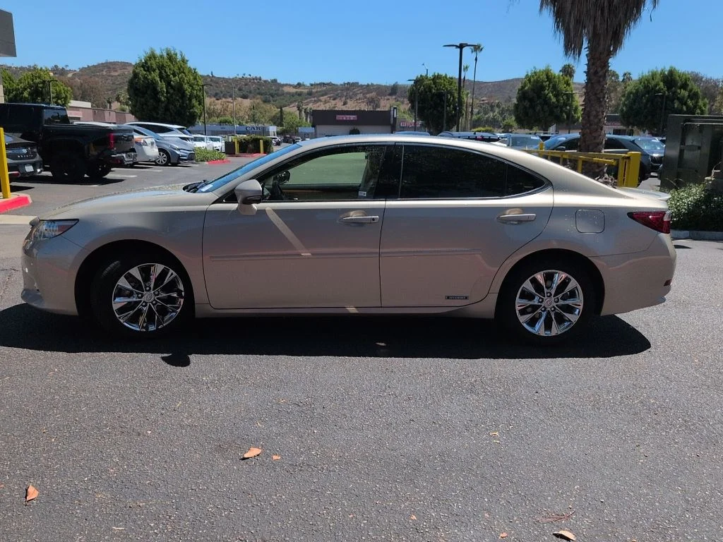 Used 2014 Beige Lexus 300h image 4