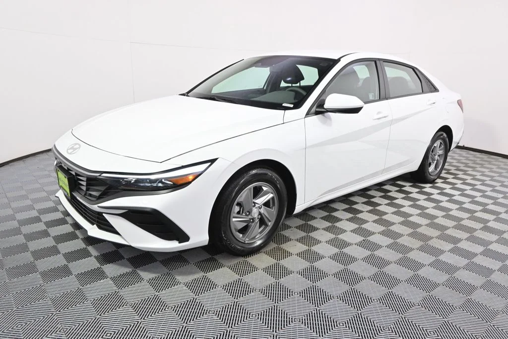 Certified 2025 Hyundai Elantra SE with VIN KMHLL4DG6SU013331 for sale in St. Louis Park, Minnesota
