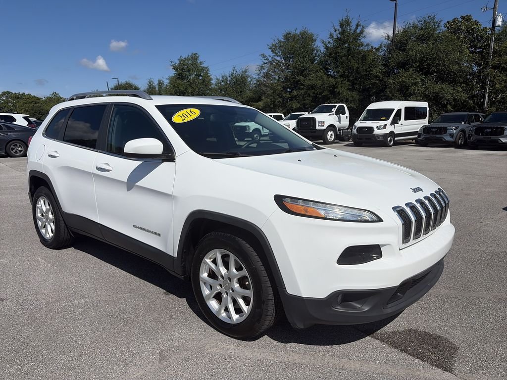 Used 2016 Bright White Clearcoat Jeep Latitude image 9