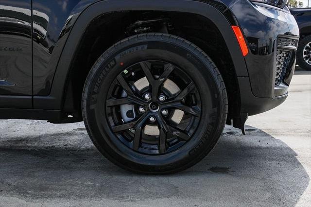 New 2026 Diamond Black Crystal Pearl-Coat Exterior Paint Jeep Laredo image 11
