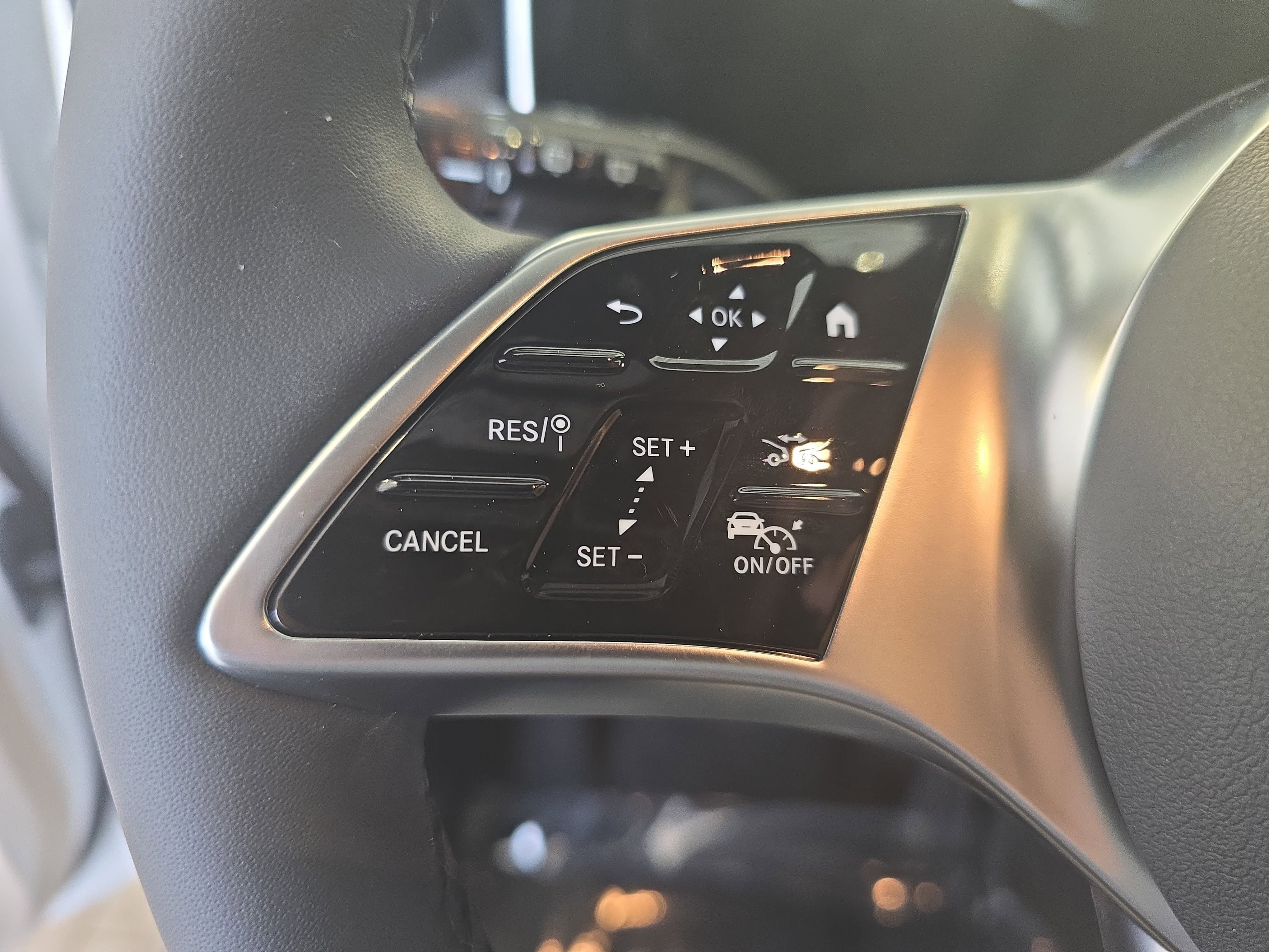 New 2026 MANUFAKTUR Moonlight White Metallic Mercedes-Benz GLC300 image 18